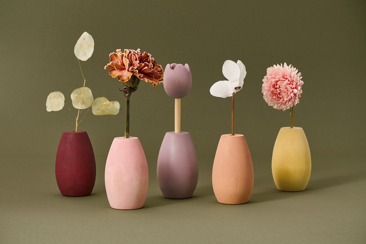 200904_Raduga_Grez_campaign5306 Vasen-Set, fünf Stück, matt, verschiedene Farben: bordeaux, rosa, violett, orange, gelb; jeweils mit künstlicher Blume: Trockenblätter, Nelke, Tulpe, Orchidee, Chrysantheme.