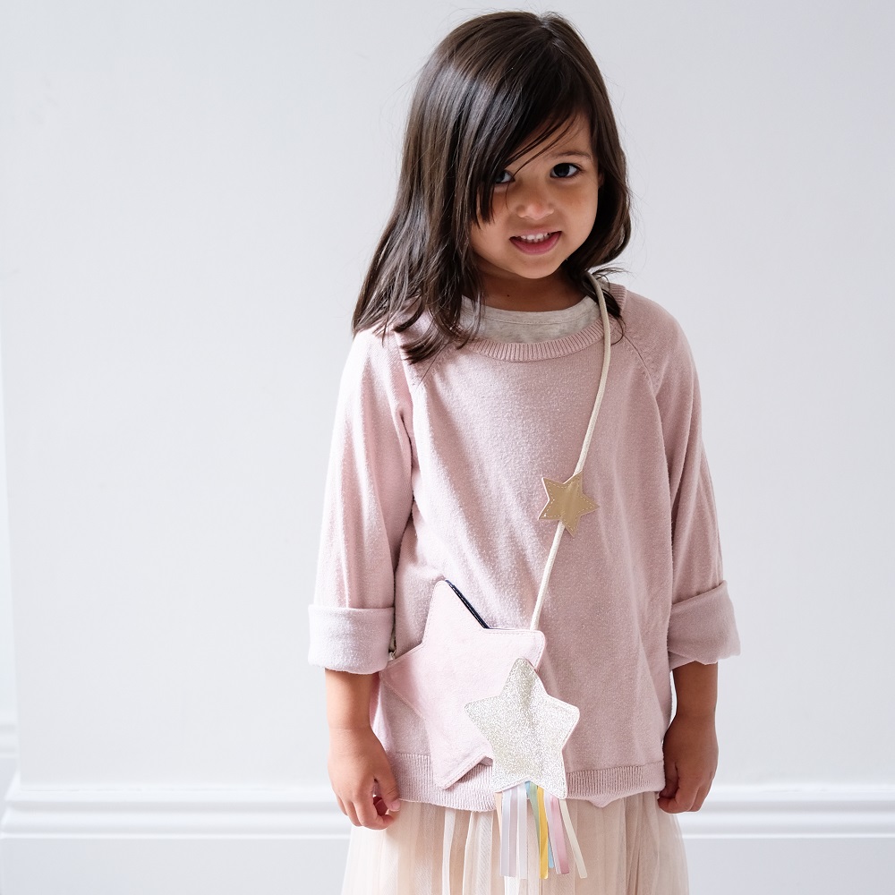 RIBBON-STAR-BAG Kleine Umhängetasche, Sternform, rosa Farbe, glitzernde Vorderseite, bunte Bänder unten, goldener Stern auf dem Riemen.