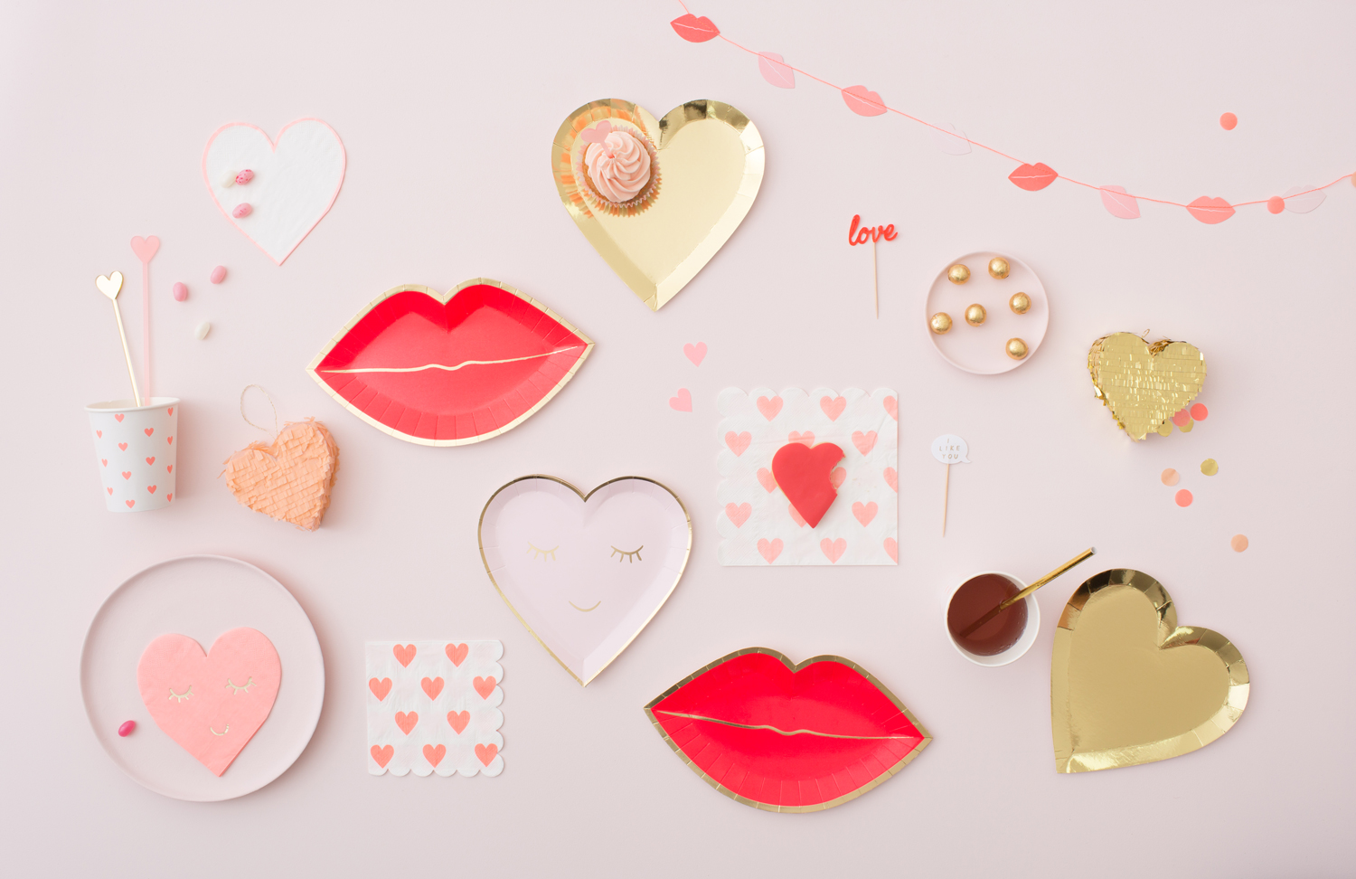 MM2018_Spring_Val_02 Papierbecher mit Herzaufdruck, rote Lippen-Pappteller, goldene Herz-Pappteller, Herz-Servietten, Herz-Papierteller, Rosatöne, Herz-Papiergirlande, Cupcake, goldene Schokokugeln, rosafarbene Strohhalme, kleine rote Herz-Piñata.