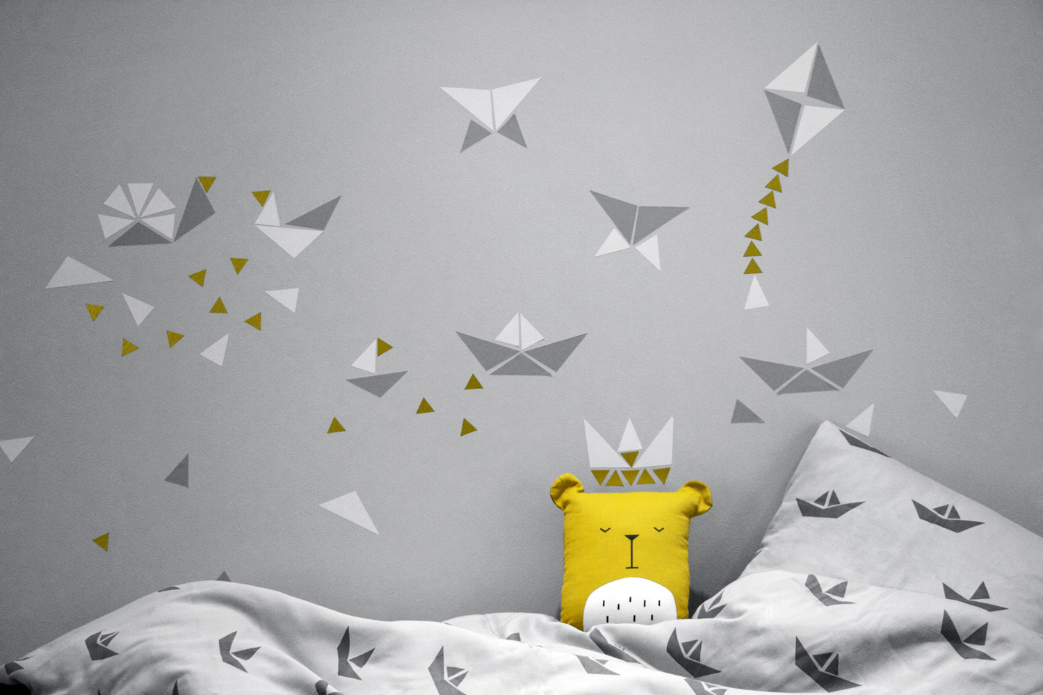 wallsticker-grey-tones_2 Kissen gelb, Bärenmotiv, Krone, Bettwäsche grau-weiß mit Origami-Aufdruck, Papierboote, Flieger, geometrische Formen, Wanddeko mit Papiervögeln und Drachen, Dreiecksmuster.