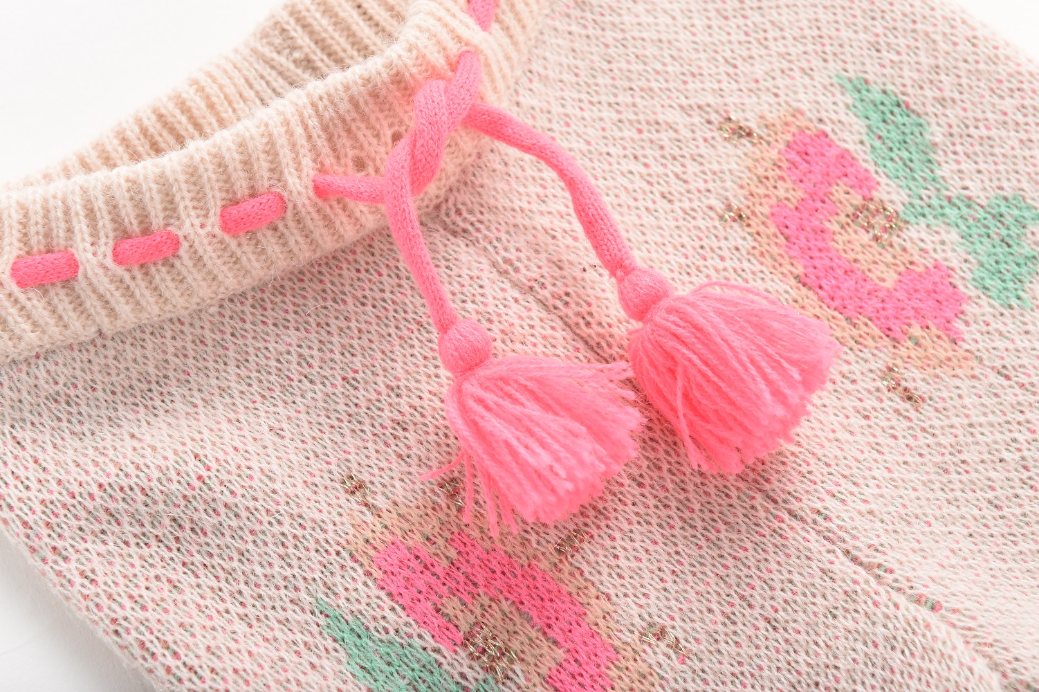 babypantshuachocream5 Strick-Haustierpullover, beige, rosa Kordel, Quasten, Blumenmuster in Rosa und Grün.
