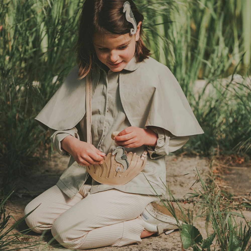 Clothing-Accessoires-Crop-Media-kit-SS22-228 Kinderhandtasche, beige, Seepferdchen-Aufdruck, Seepferdchen-Haarspange, Mädchenkleidung in neutralen Tönen, Umhängetasche mit Riemen