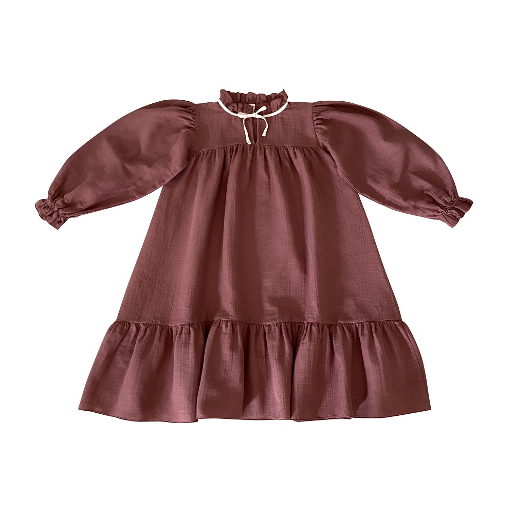 LiAW21_57_agatha-dress_light-mahogany Kinderkleid, langärmelig, kastanienbraun, Rüschen am Kragen und Saum, weiße Schnürung am Ausschnitt.