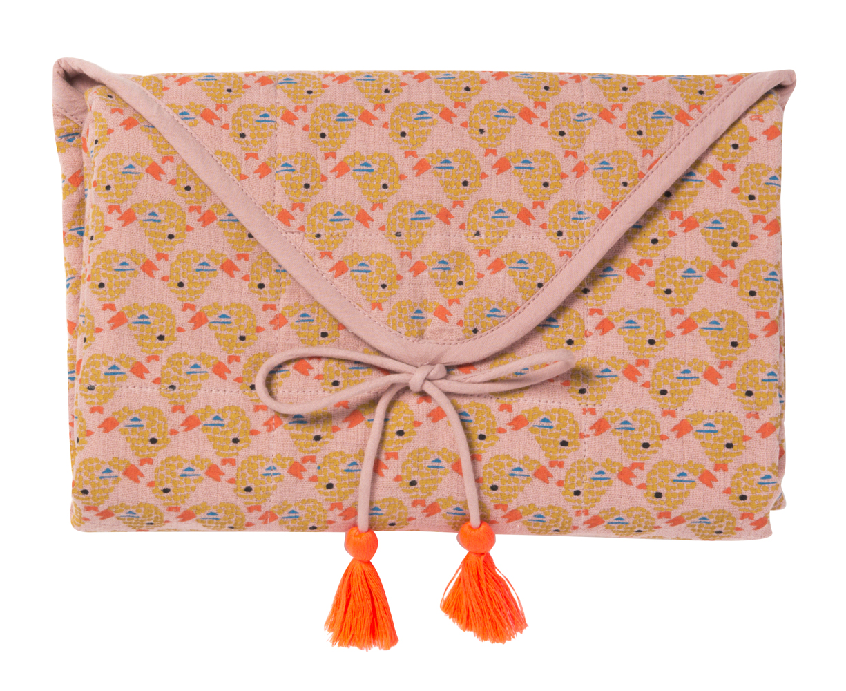 MATELAS-A-LANGER-OISO-PINK Babydecke, rosa, geometrischen Print, gelb-orange Fische, Fischmuster, Schleifenverschluss, orange Quasten.