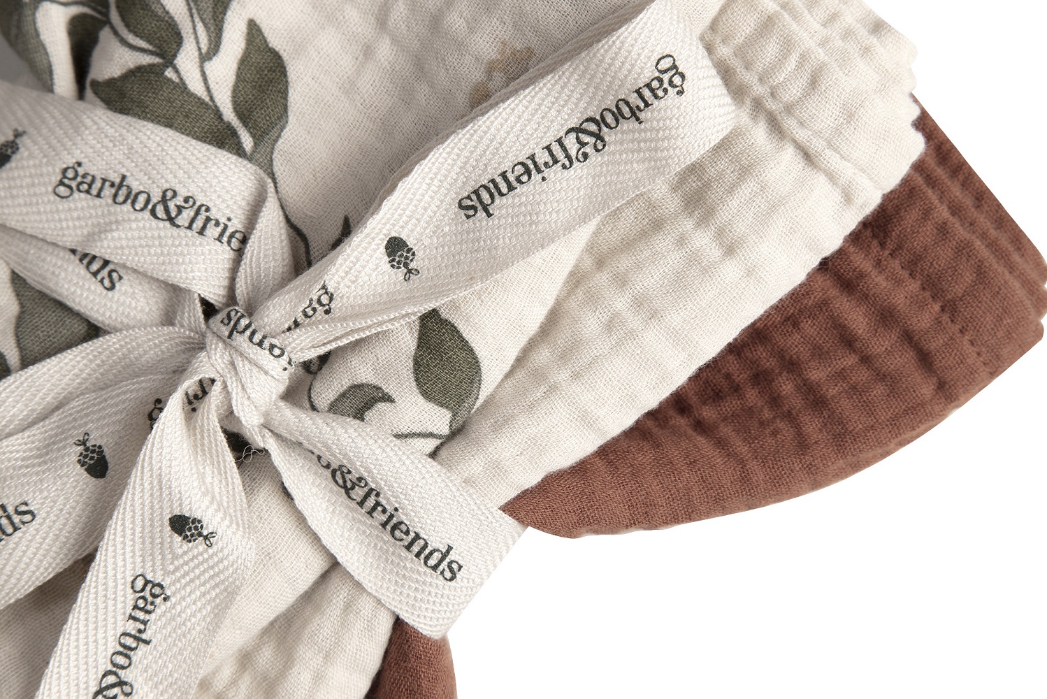 51239423042_d83c1d6424_k Beige-braune Musselin-Tücher, Blattmuster, gebunden mit bedrucktem weißem Band, "garbo&friends" Schriftzug, dezente Erdbeerillustrationen auf Band, weiche Textur, natürlicher Stil.