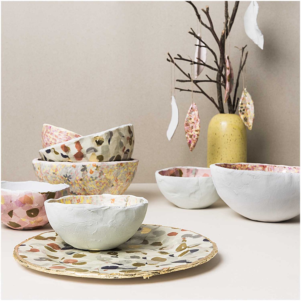 7009-217_aw_1 Schalen-Set, bunte Muster, Keramikoptik, verschiedene Größen, pastell- und erdfarben, dekorativer Teller darunter.