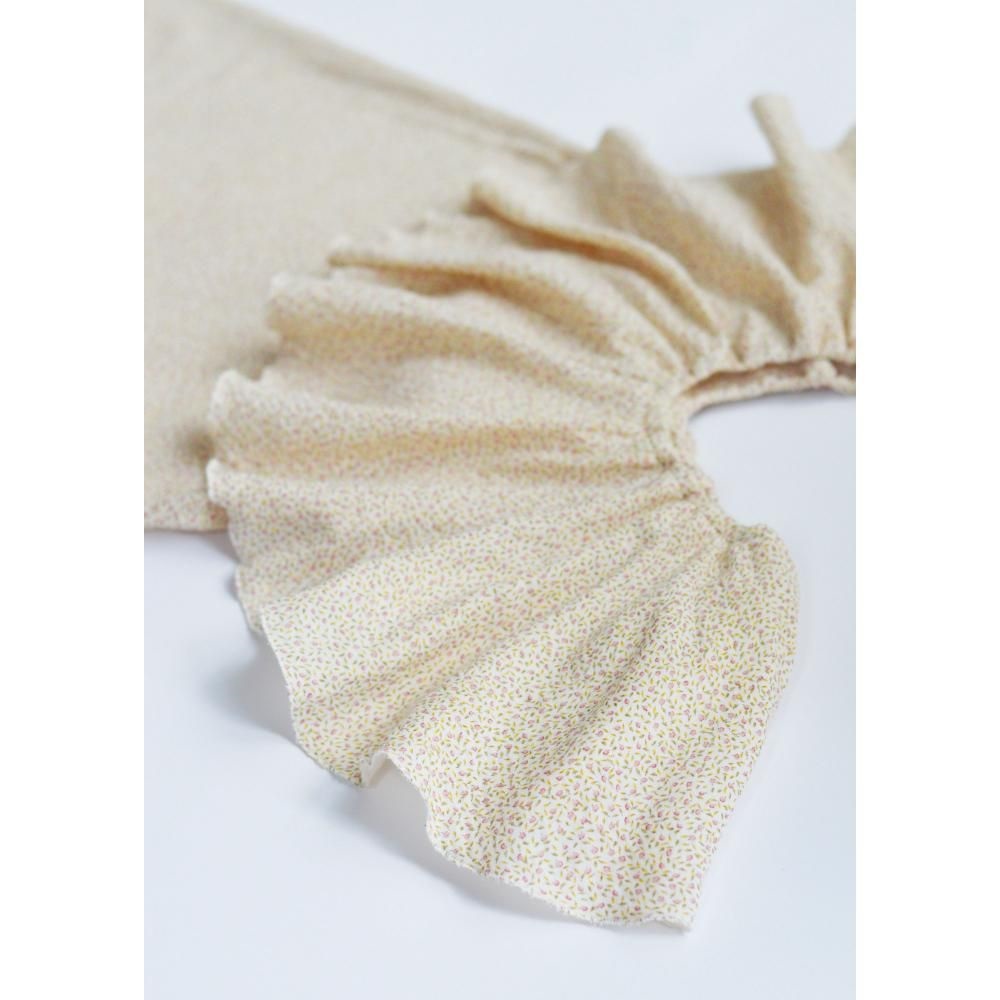 405472_large_DvHNRMrZ7HdEeqkY71Cu Beige Rüschenbluse, feines Muster, leichte Textur.