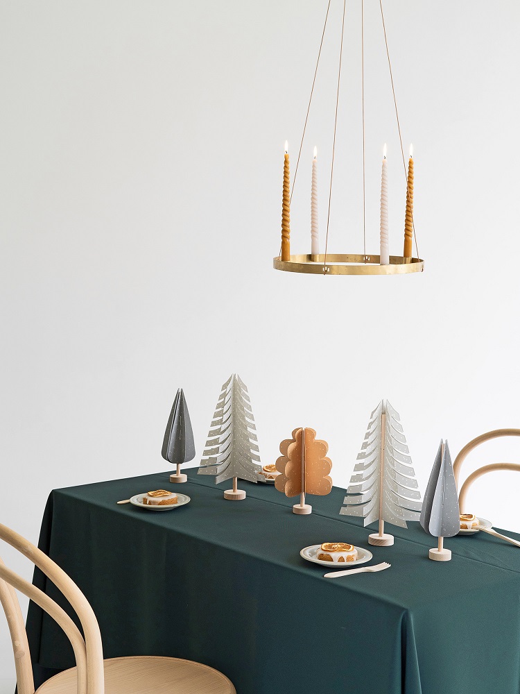 oak-tree-light-brown-3 Hängender Kerzenhalter, gold, mit gedrehten weißen und goldenen Kerzen; festlich gedeckter Tisch mit grüner Tischdecke, dekorative Papierbäume in Grau und Braun, runde Holzsockel.