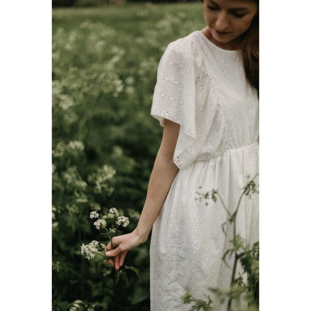 405433_large_g5uI6mj1QTOrG5NClGSj Weißes Kleid, Kurzarm, Lochstickerei, florales Muster, knieumspielend.