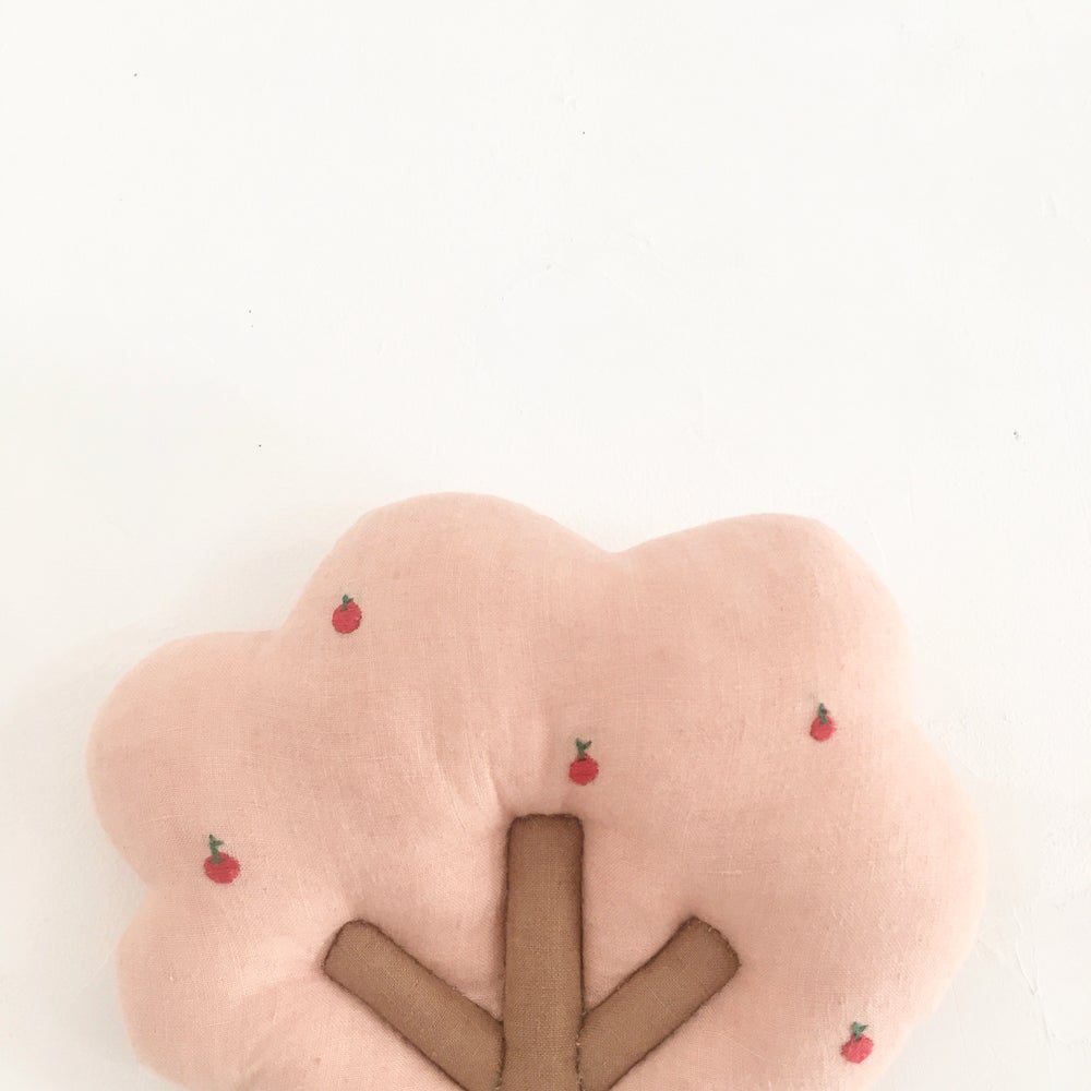 45511C36-7E26-468B-BB0A-E3A0AE7ADD22 Stoffkissen, baumförmig, rosa mit roten Äpfeln, brauner Stamm.