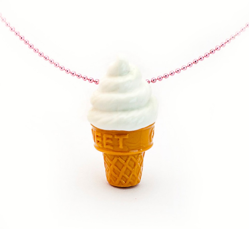 Eis Eistüten-Anhänger, weißer Softeis-Look, gelbes Waffeldesign, rosa Kugelkette, Aufschrift "SWEET".