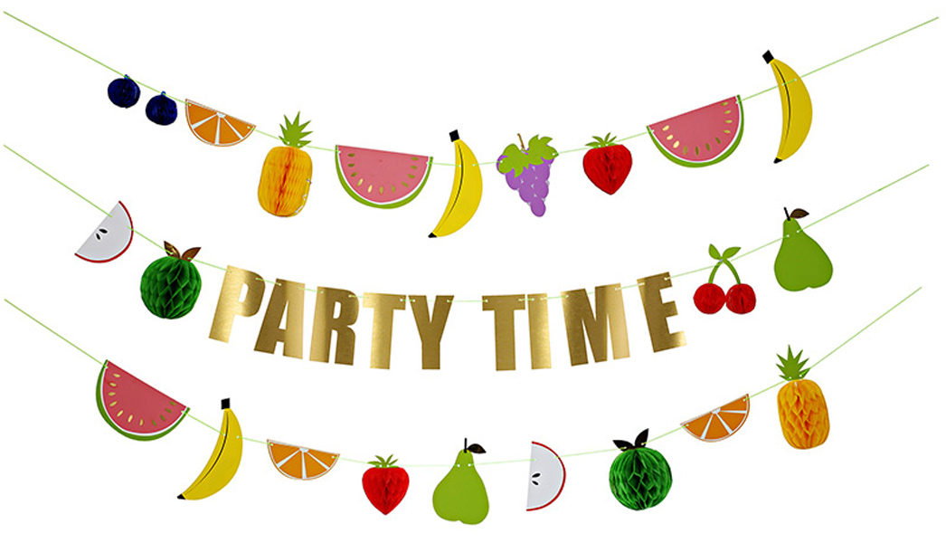 452037a Girlande, farbige Obstmotive, Ananas, Melone, Banane, Trauben, Erdbeere, Kirsche, Apfel, Birne, orangefarbene Scheiben, goldener Aufdruck „PARTY TIME“.