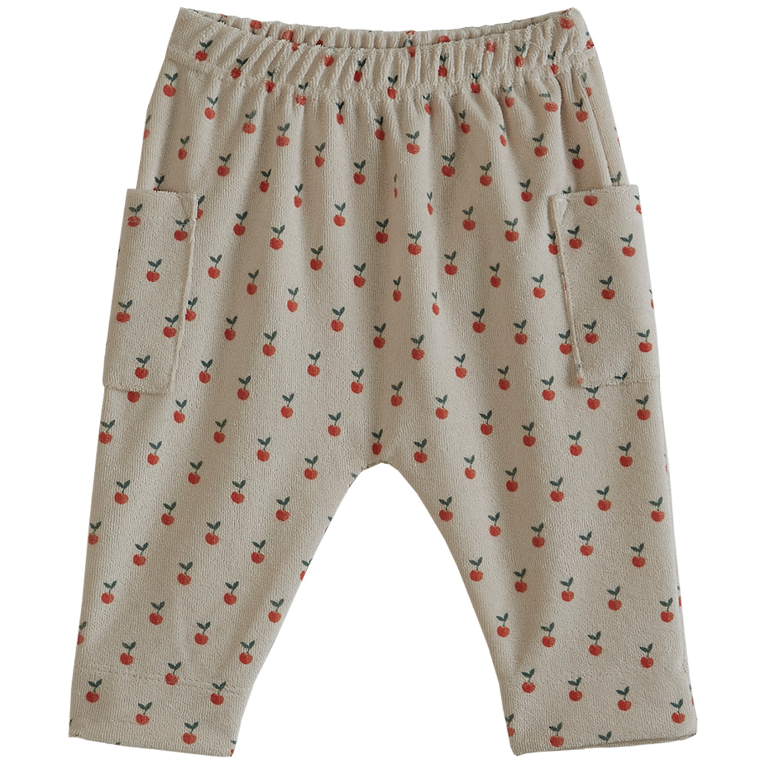 Beigefarbene Kinderhose, elastischer Bund, Kirschmuster, seitliche Taschen.