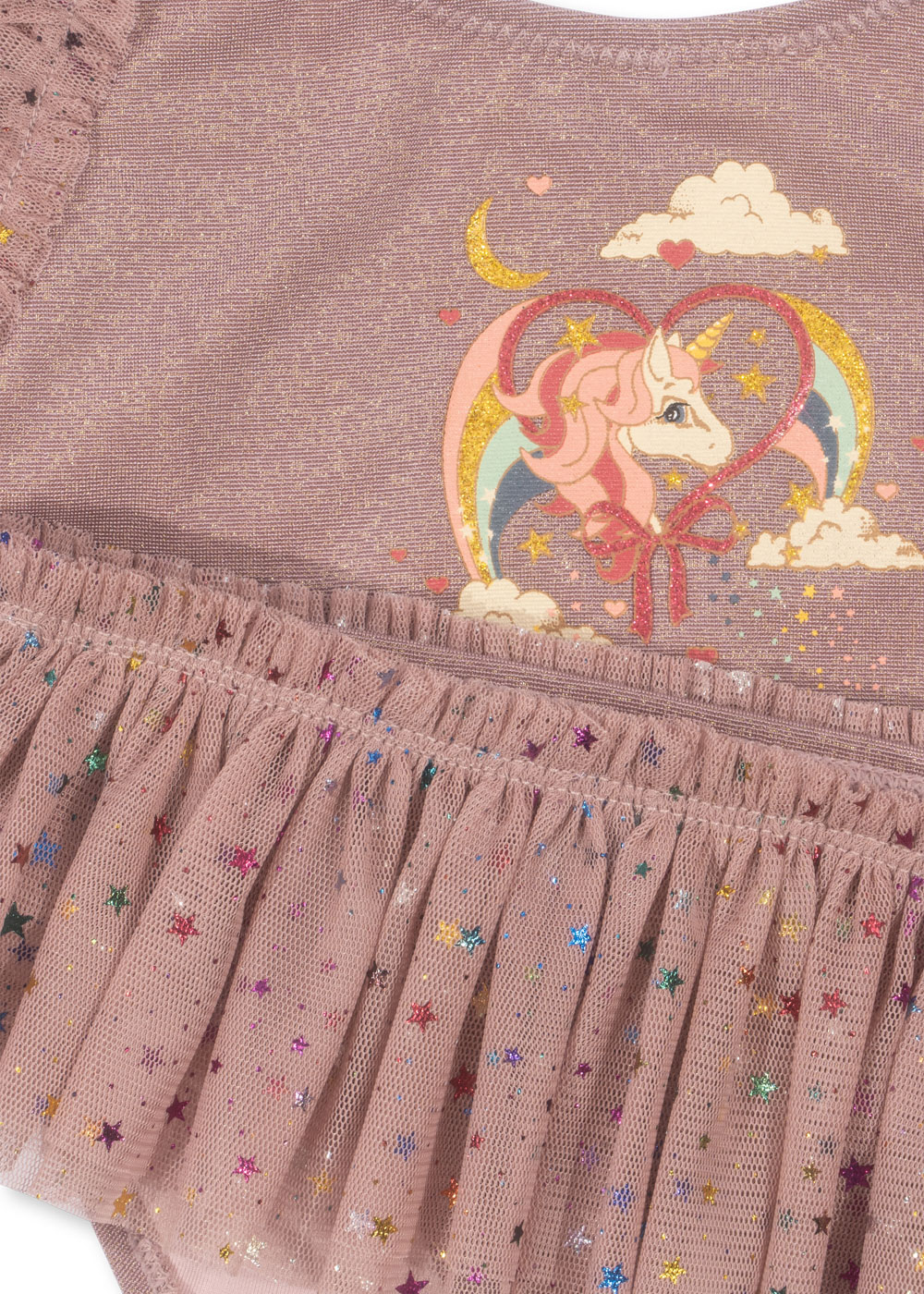 Rosa Kinderkleid, Einhorn-Aufdruck mit Regenbogen, Mondsichel und Wolken, glitzerndes Tüll mit bunten Sternen.