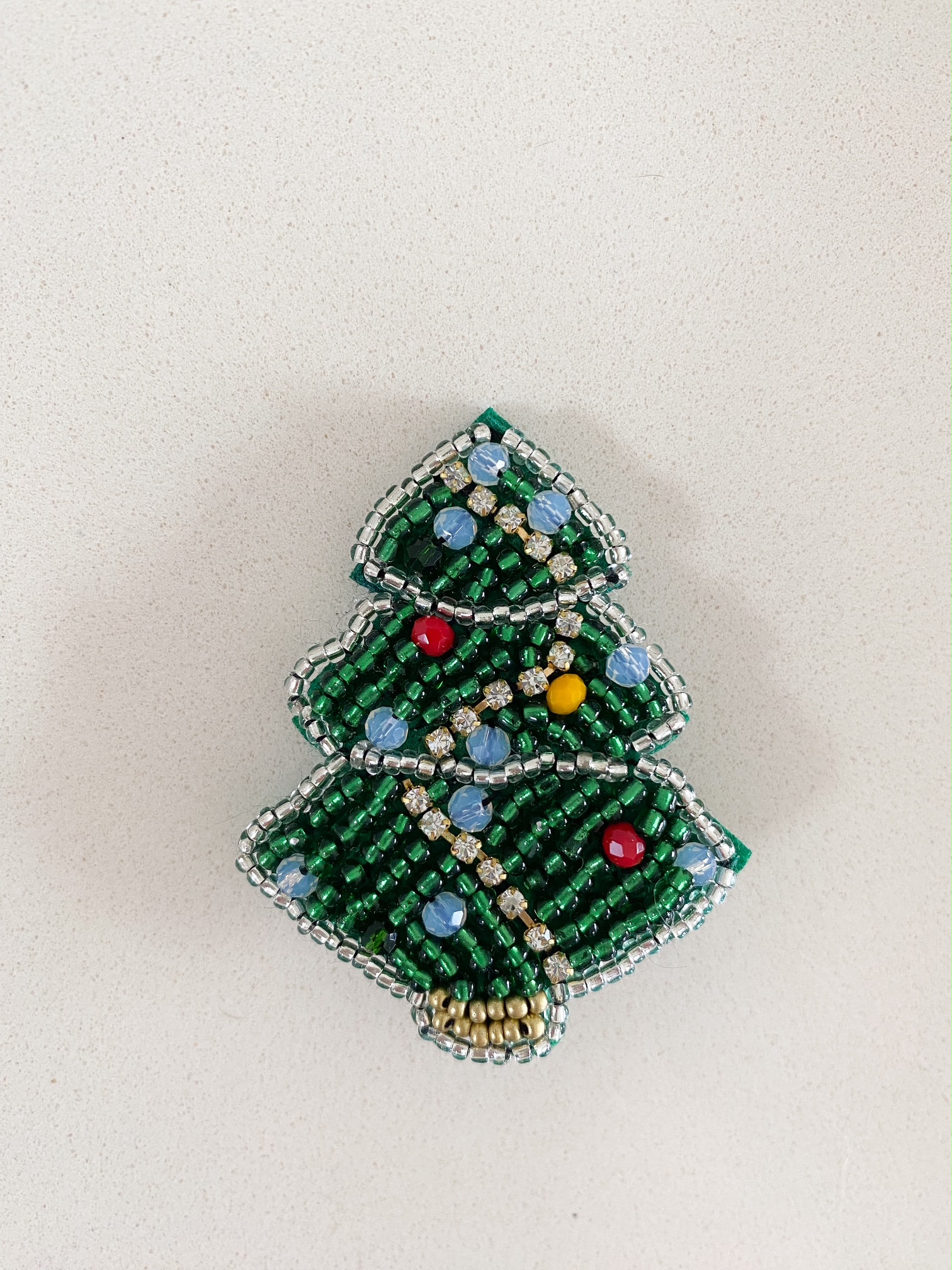 Anstecker aus Perlen Tannenbaum