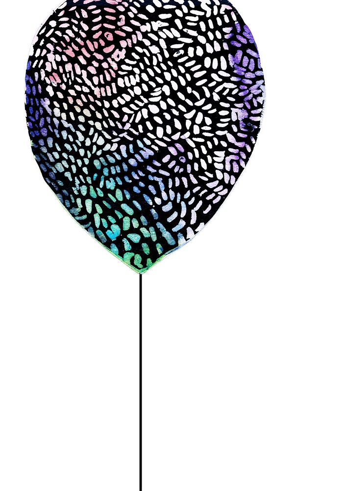 balloongraphic Ballon, Herzform, schwarz-weißes Muster, bunter Schimmer, lange schwarze Schnur.