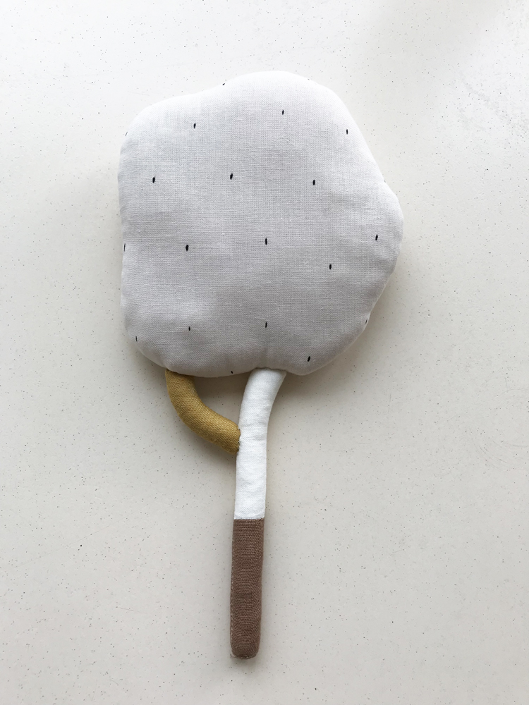 IMG_1342 Stoffkissen in Baumform, cremeweiß mit kleinen schwarzen Punkten, dreifarbiger Stamm in Braun, Weiß und Senfgelb.