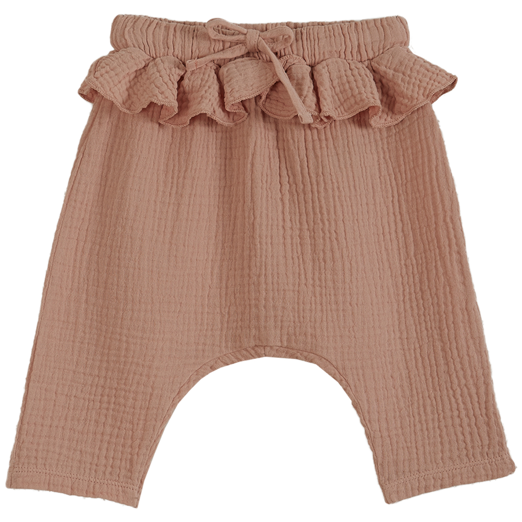 Babyhose, rosa, Rüschenbund, Schnürung, weicher Stoff, strukturierte Oberfläche.