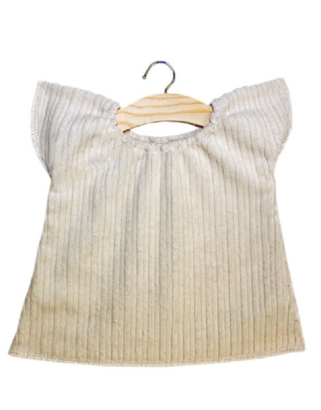 robe-augustine-velours-cru Babykleid, cremefarben, Rippenstruktur, kurze Flügelärmel, runder Ausschnitt, Holzkleiderbügel.