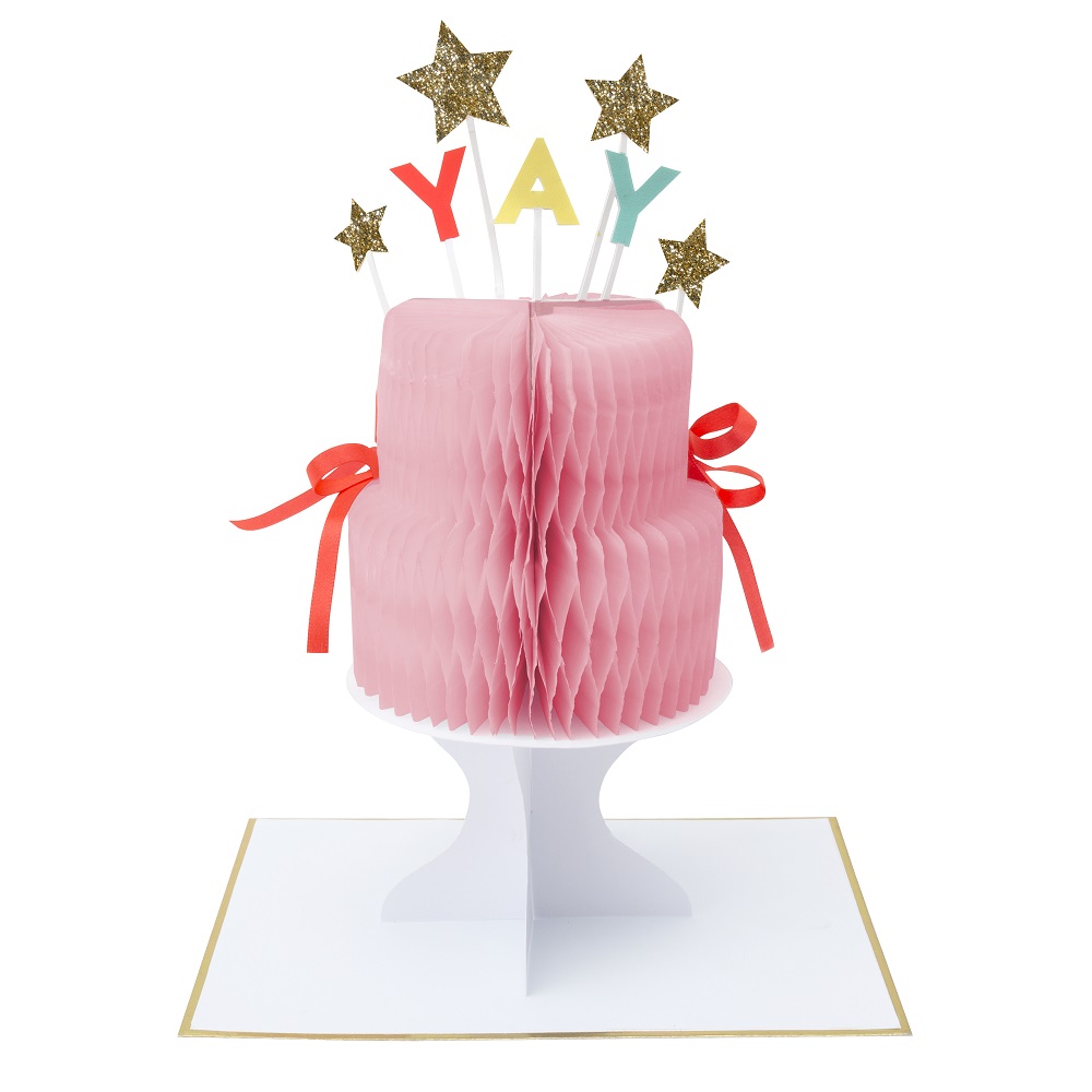 HR_193119a Papierdeko-Torte, rosa, Wabenstruktur, rote Schleifen, goldene Glitzersterne, bunte Buchstaben "YAY", weißer Sockel.