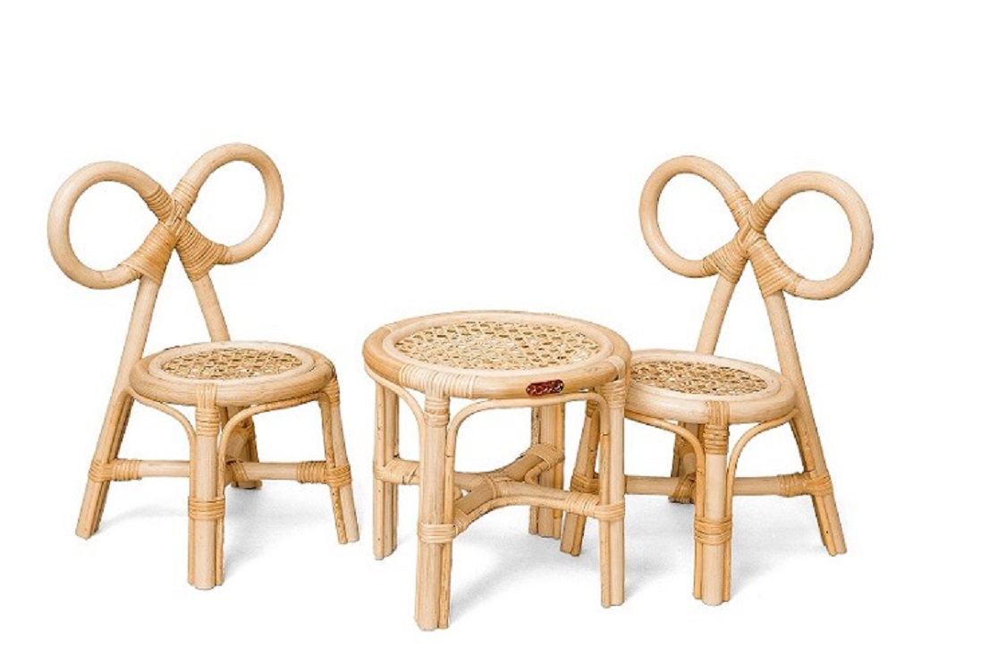 767421448643k Rattan-Kindermöbel-Set, zwei Stühle, ein Tisch, hellbraun, runde Sitzfläche und Tischplatte, geflochtener Look, kreisförmige Rückenlehne.