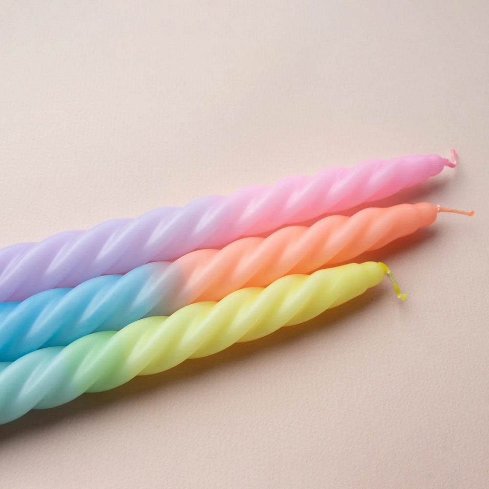 IMG_7213_1_1024x1024-2x Gedrehte Kerzen, Farbmischungen Hellblau-Lila, Rosa-Orange, Gelb-Grün, Pastelltöne, auf hellem Hintergrund.