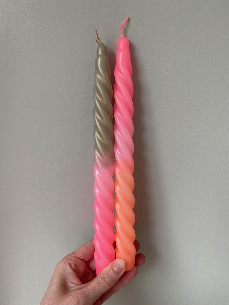 IMG_9712 Zwei gedrehte Stabkerzen, Farben: links gold-pink, rechts rosa-orange.