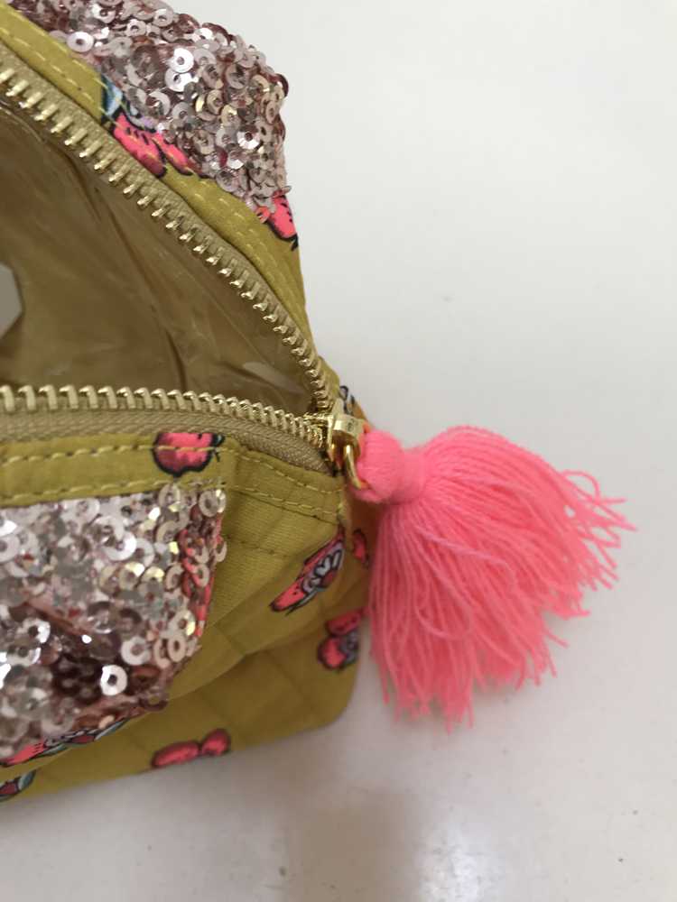 IMG_6352 Kosmetiktasche, gelb mit rosa Pailletten, Blumenmuster, goldener Reißverschluss, pinker Quastenanhänger.