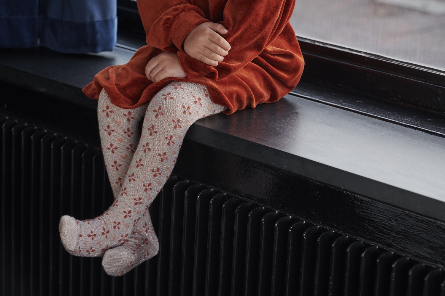 MP_AW20_3162 Kinderstrumpfhose, beige, rotes Blumenmuster; Kleid, dunkelrot, Samtoptik.