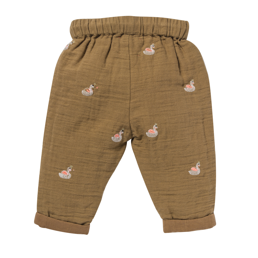 MAY-OCRE-DOS Braune Kinderhose, elastischer Bund, Schwanenmotiv-Stickereien, aufgerollte Bündchen.