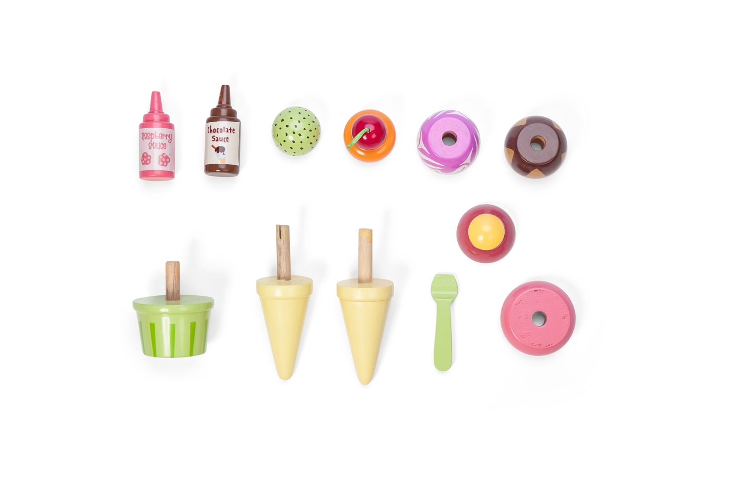 TV310-Carlo-s-Gelato-12-pieces Holzspielzeug, Eistüten, grün, gelb, Saucenflaschen mit Himbeer- und Schokoladenaufdruck, grüne Kugel, rote Kirsche, pinke Wirbelkugel, braune Kugel, Eislöffel, Dessertaufsätze in Gelb und Pink, 13 Teile.