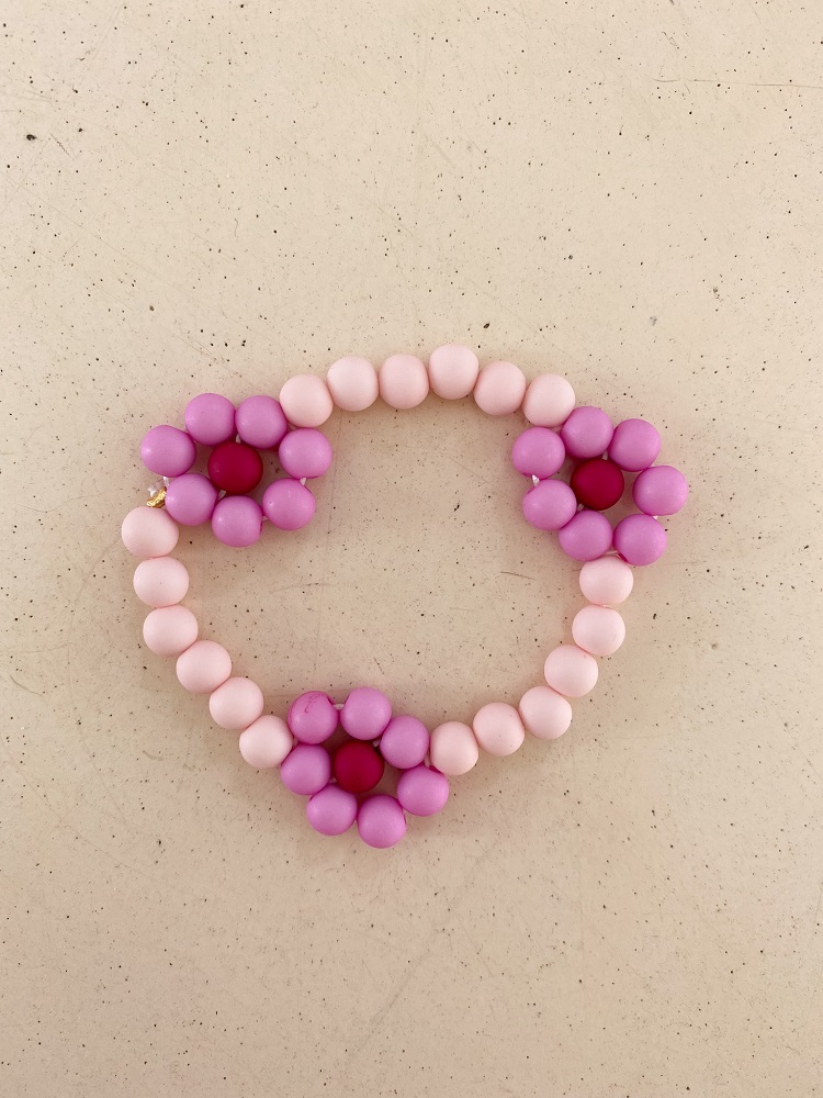 IMG_4988 Armband, bunte Kunststoffperlen, Blumenmuster, rosa und lila Perlen, elastisch.