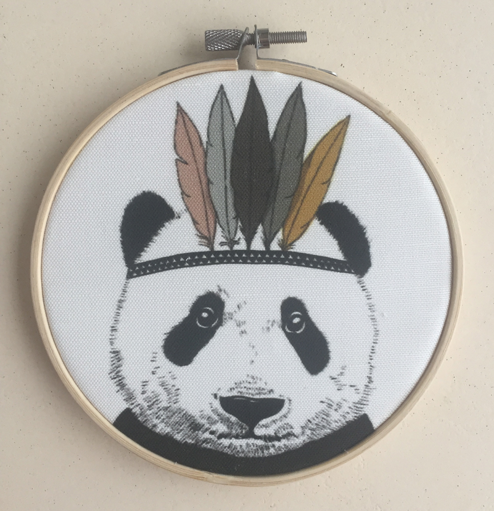 IMG_1031 Stickrahmen, Panda-Motiv, schwarz-weiß, Kopfschmuck aus bunten Federn, runder Holzrahmen, Leinwandstoff.
