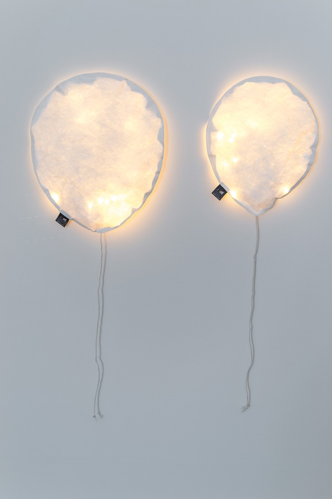 DSC_0523-3 Wandlampen, Form Ballon, Hauptfarbe weiß, leicht transparent, glühend, mit langen Schnüren, Befestigung an Wand, diffuses Licht.