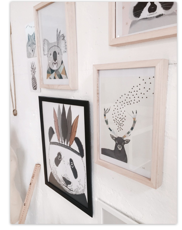 Bildschirmfoto-2017-01-20-um-15-25-01 Bilderrahmen, Holz, Illustrationen: Koala, Raccoon, Panda mit Federn, Hirsch, Wolf und Ananas-Print. Entspannte Tiermotive, pastellfarbene Akzente, moderne Wanddekoration.