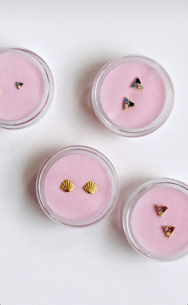 IMG_0588 Creolen-Sets, goldene Muschel-Ohrringe, dreieckige Ohrringe mit bunten Steinen; Schachteln mit rosa Hintergrund.