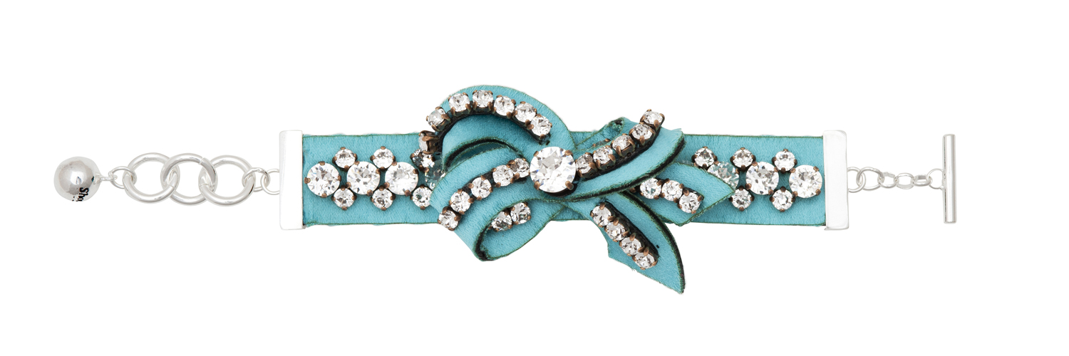 LEGEND-BOW-BRACELET-BLUE Armband, türkis, Schleifenmotiv, Strasssteine, silberner Verschluss, Kettendetails.