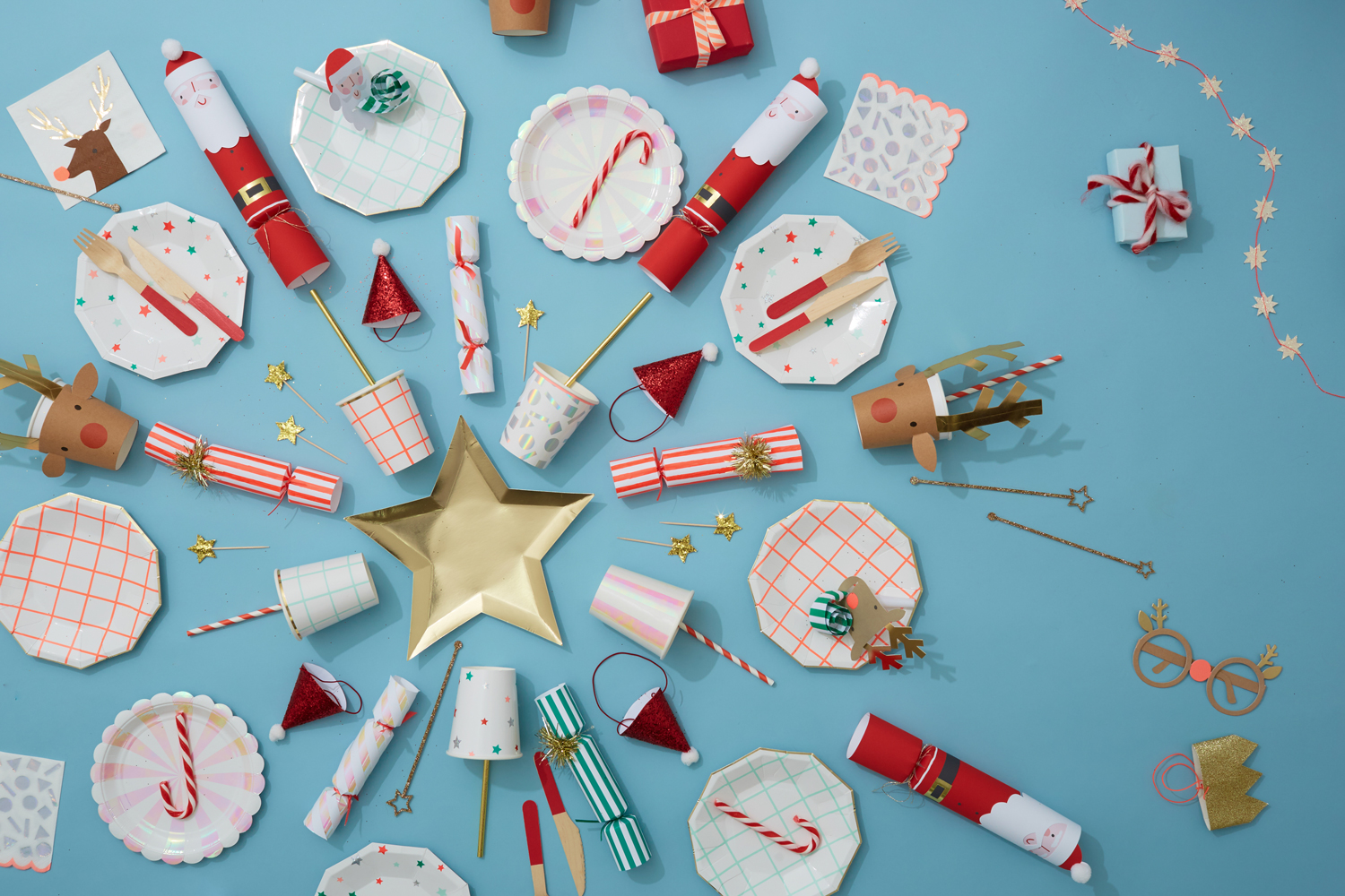 AW2017-PARTY-1059ca26c30e082 Papiergeschirr-Set, weihnachtlich, bunte Muster, Pappteller, Pappbecher, Servietten, Strohhalme, rote und grüne Geschenkröhren, goldene Sterne, Rentier- und Nikolaus-Motive, Partyhüte, blau-goldene Farbpalette.