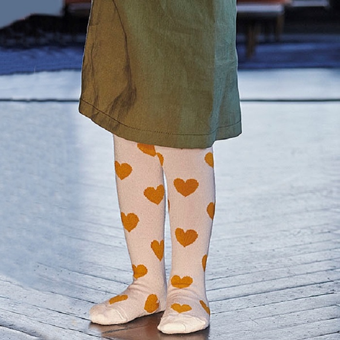 MP_39074_853_SoMe Kinderstrumpfhose, weiß, orangefarbene Herzmuster.