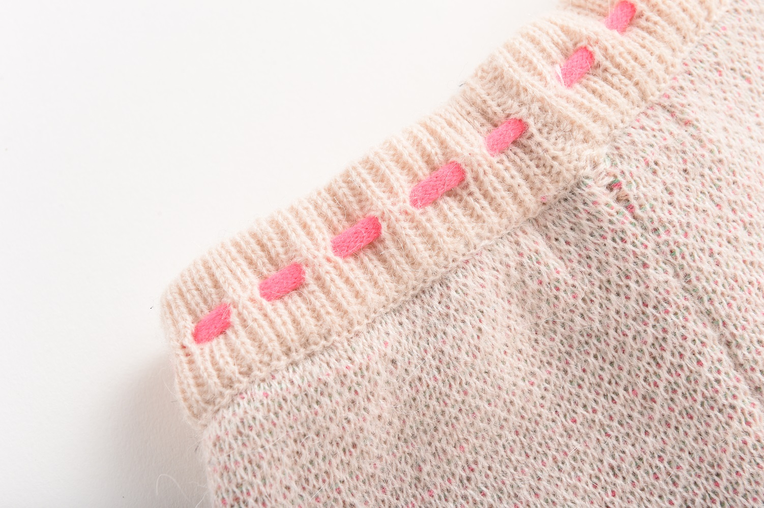 babypantshuachocream6 Beiger Strickstoff, rosa Punkte, gerippter Bund, rosa Details.