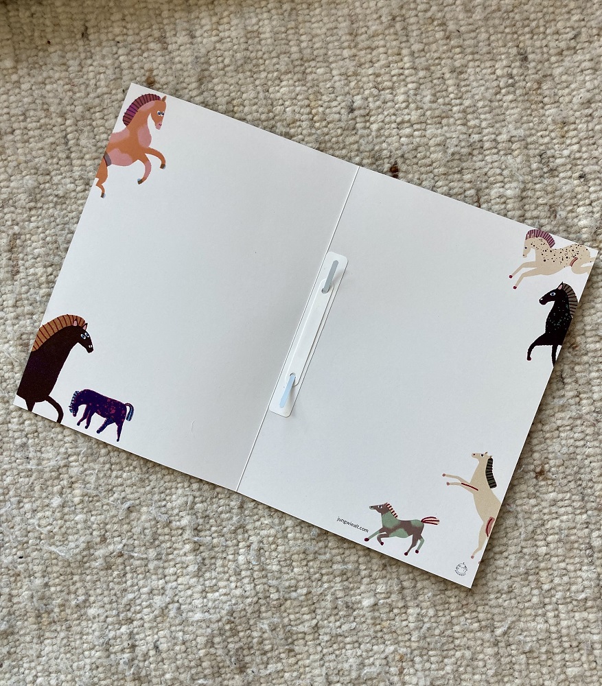 image_c6ad7f5b-d64c-4d53-bc15-e0538787e790_1024x1024-2x Ordnerinnenseite, weiß, bunte Pferdeillustrationen am Rand.