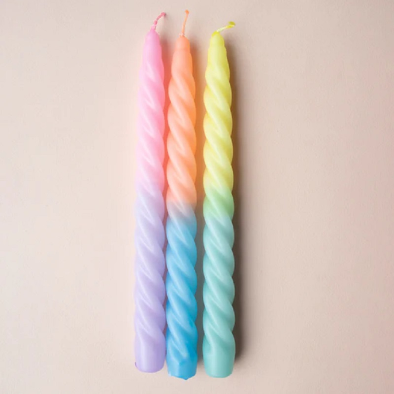 IMG_7210_1_540x Geknickte Stabkerzen, vier Stück, spiralig gedreht, Farbverlauf rosa-lila, orange-blau, gelb-blau, grün-blau.