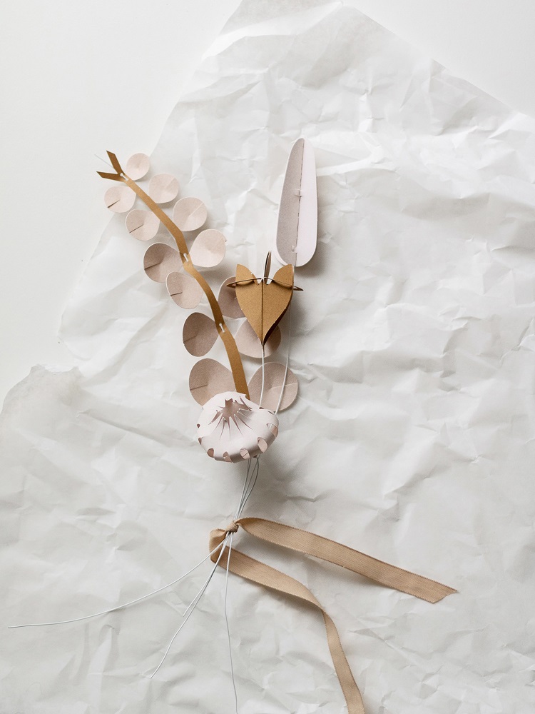 field-flowers-small-2 Papierblumen-Bouquet, beige und weiß, geometrische Formen, Schleifenband.