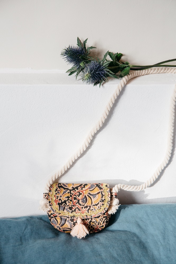 Girls-Bag-Nehla-NordishFlowers-1 Umhängetasche, buntes florales Muster, beige Kordelriemen, Fransenanhänger, dekorative Verzierung.