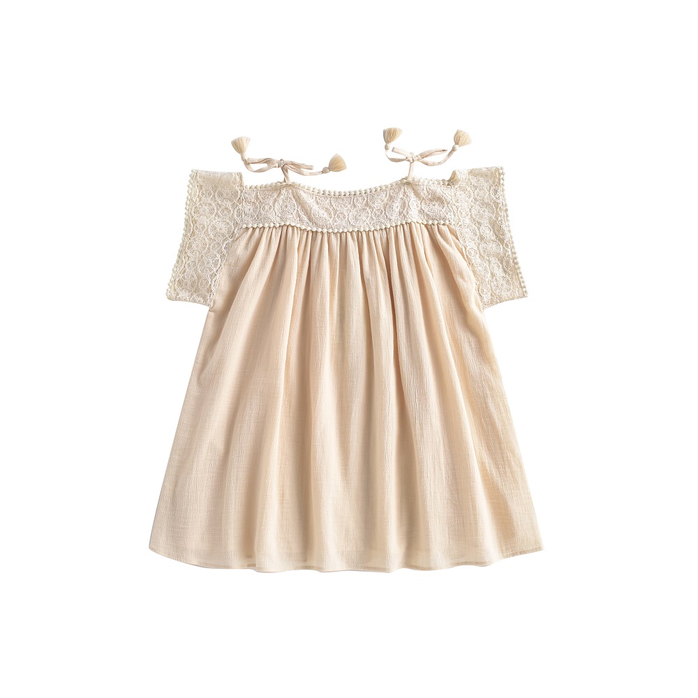 girls-dress-amara-cream-2 Kleid, beige, Off-Shoulder, Spitzendetails, Träger mit Quasten.