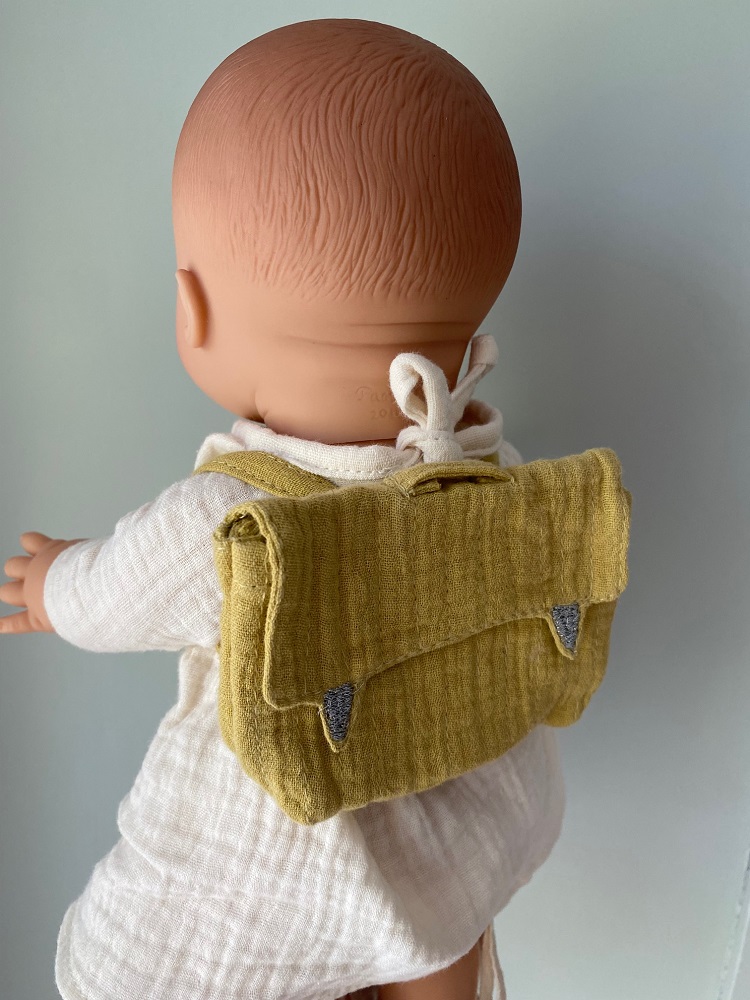 IMG_8061 Puppe mit beigefarbenem Outfit, gelber Stoffrucksack mit grauen Applikationen, Rückansicht.