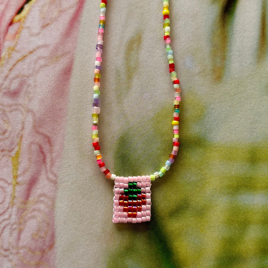 Kette mit Häkel-Anhänger Erdbeere