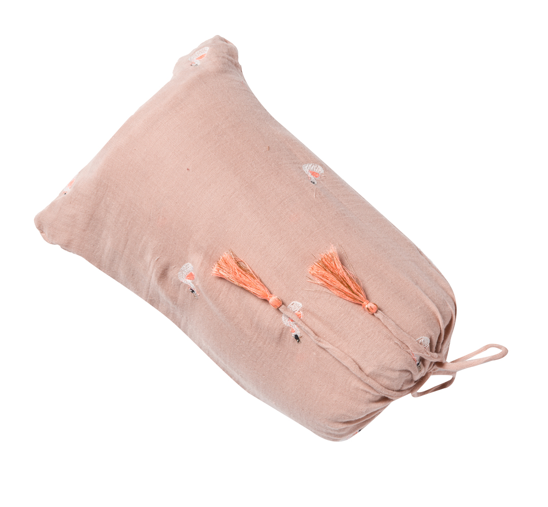 SB-TOUR-DE-LIT-CYGNE-PINK-SAC Rosa Stoffkissen, dekorative Quasten, kleines gesticktes Muster, rechteckige Form.