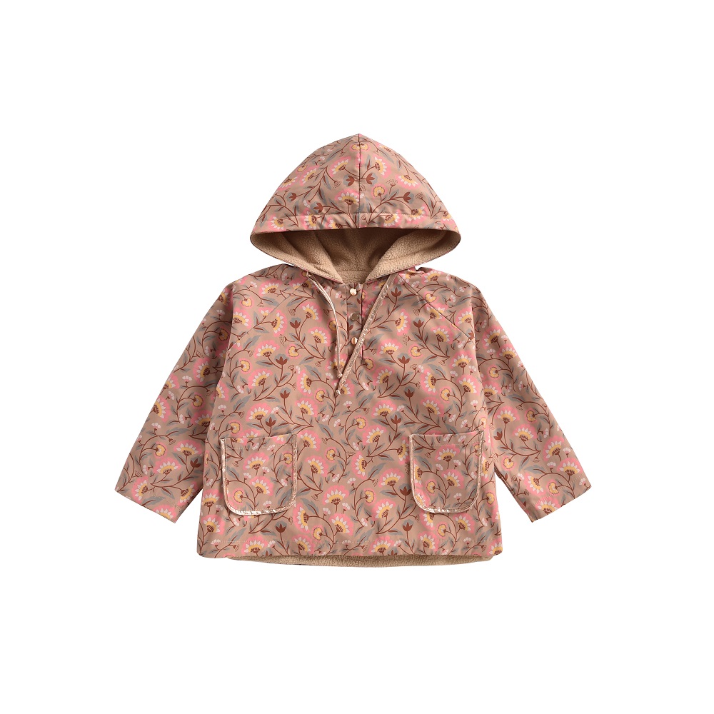Girls-Raincoat-Mara-KhakiFolkFlowers-2 Kinderjacke, Kapuze, blassrosa, florales Muster, große Vordertaschen, Reißverschluss.