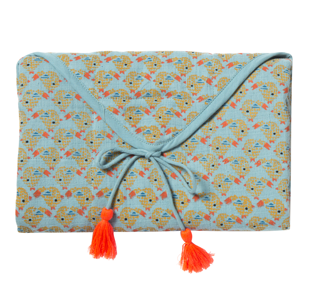 MATELAS-A-LANGER-OISO-GREEN-PINK Babydecke, hellblau, Muster mit Igeln, orangefarbene Quasten, Schleifenverschluss.
